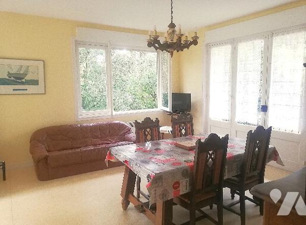 A environ 100 m de la plage et de l'océan, maison des années 60 sur 2 niveaux avec garage et jardin.