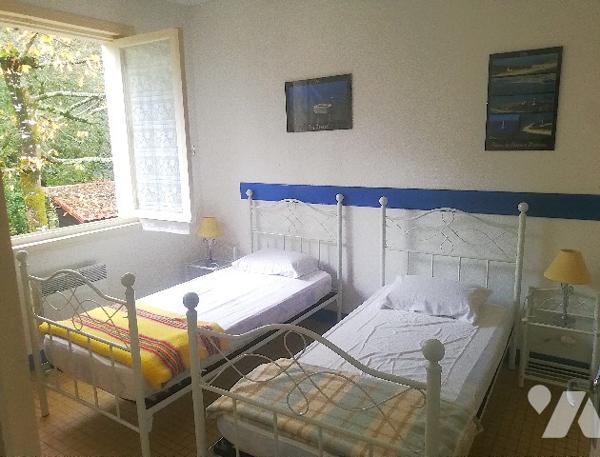 A environ 100 m de la plage et de l'océan, maison des années 60 sur 2 niveaux avec garage et jardin.