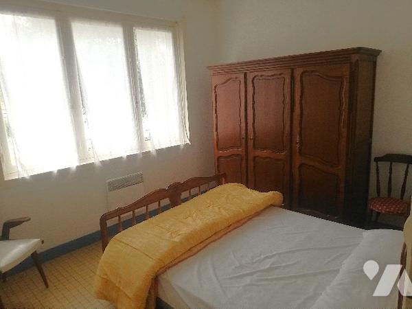 A environ 100 m de la plage et de l'océan, maison des années 60 sur 2 niveaux avec garage et jardin.