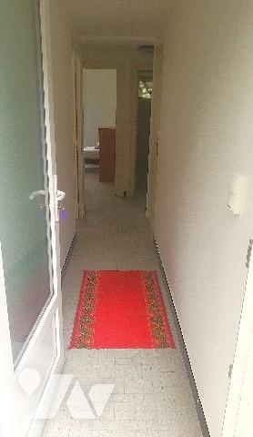 A environ 100 m de la plage et de l'océan, maison des années 60 sur 2 niveaux avec garage et jardin.