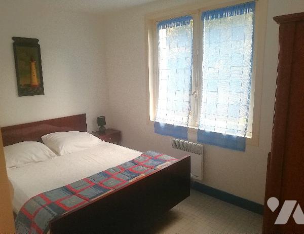 A environ 100 m de la plage et de l'océan, maison des années 60 sur 2 niveaux avec garage et jardin.