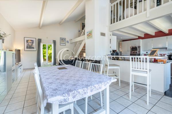 Maison
                                                                                                                                                                                                                                                                                                                        6 pièce(s)                                                                                                                                                                                                          5 chambre(s)                                                                                                                                                                                                          197  m²