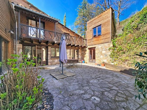 Superbe maison de caractère implantée sur son grand terrain