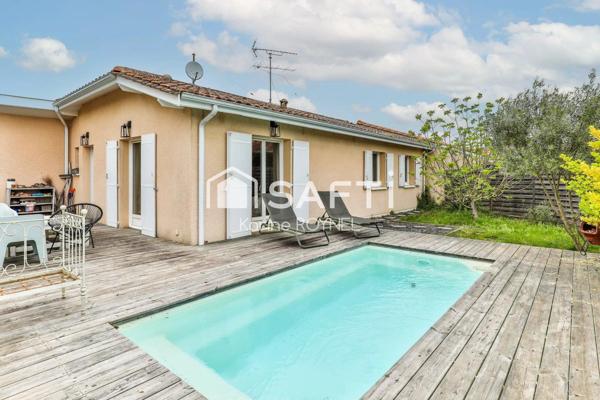 Maison entre bassin et forêt