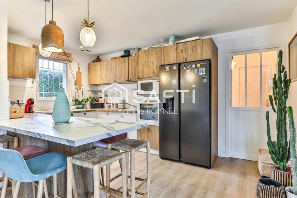 Maison entre bassin et forêt