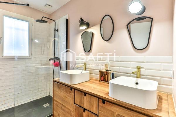 Maison entre bassin et forêt