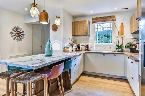 Maison entre bassin et forêt