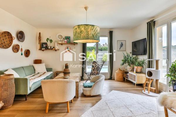 Maison entre bassin et forêt