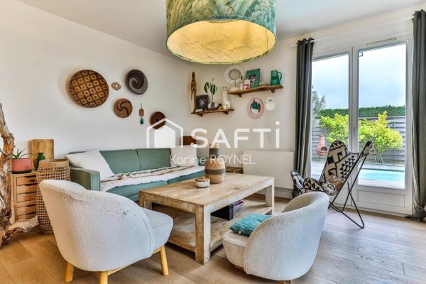 Maison entre bassin et forêt