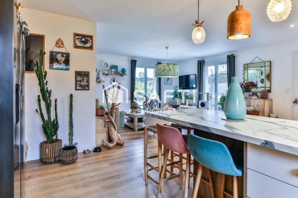 Maison entre bassin et forêt