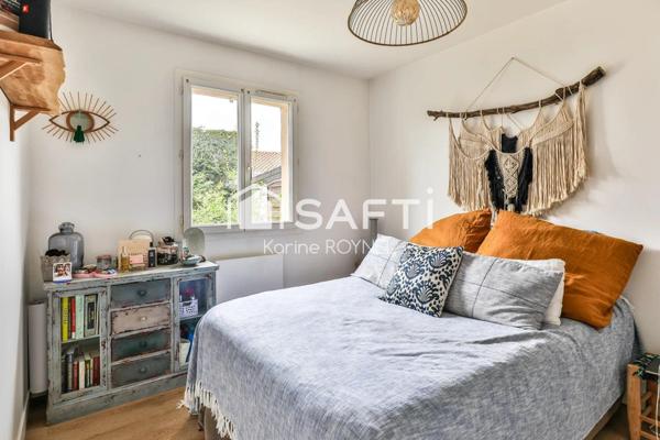 Maison entre bassin et forêt