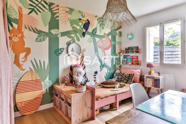 Maison entre bassin et forêt