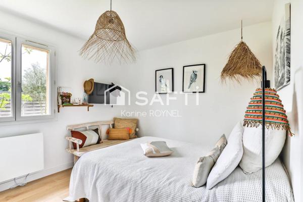 Maison entre bassin et forêt