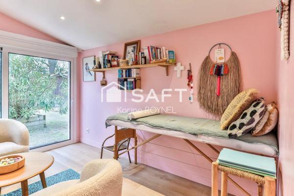 Maison entre bassin et forêt