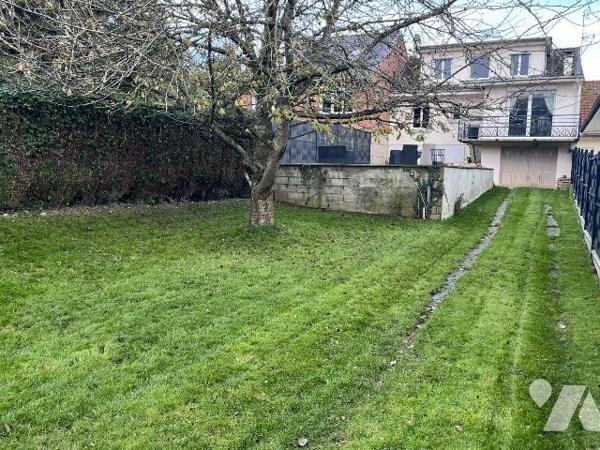 Nouveauté! A proximité immédiate du centre ville!
Maison mitoyenne à usage d'habitation compre...