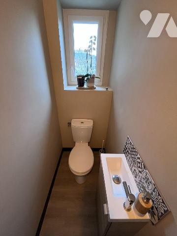 Nouveauté! A proximité immédiate du centre ville!
Maison mitoyenne à usage d'habitation compre...