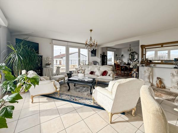 Hypercentre- dernier étage- terrasse-appartement lumineux