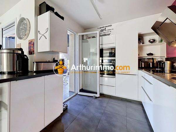 Vente                                                      Appartement
                        
                     3 pièces                      90 m2                     à Bourgoin-Jallieu