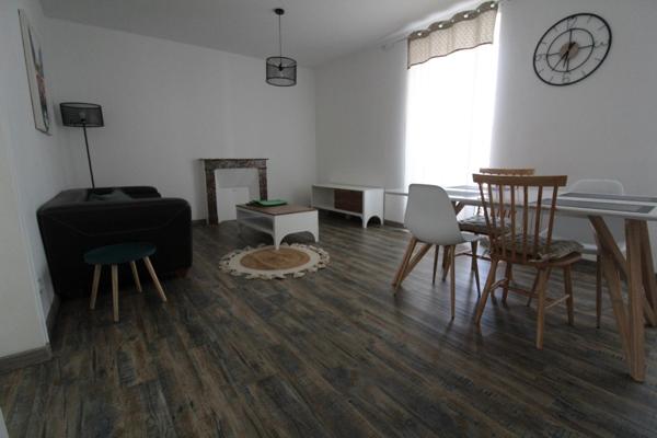 Au NORD de La ROCHE sur YON dans la commune de BELLEVILLE/VIE superbe Appartement T2 Meublé avec 1 très grande CHAMBRE