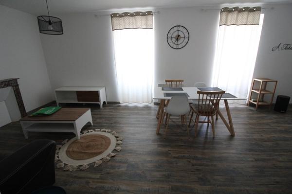 Au NORD de La ROCHE sur YON dans la commune de BELLEVILLE/VIE superbe Appartement T2 Meublé avec 1 très grande CHAMBRE