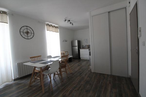 Au NORD de La ROCHE sur YON dans la commune de BELLEVILLE/VIE superbe Appartement T2 Meublé avec 1 très grande CHAMBRE