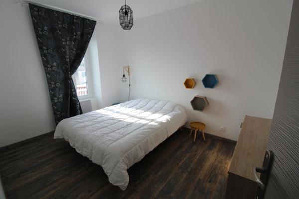 Au NORD de La ROCHE sur YON dans la commune de BELLEVILLE/VIE superbe Appartement T2 Meublé avec 1 très grande CHAMBRE