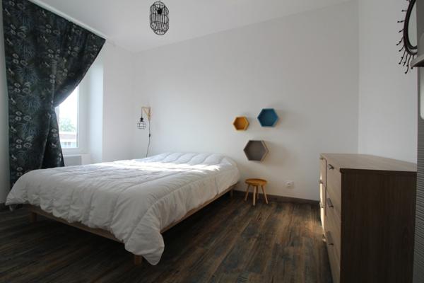 Au NORD de La ROCHE sur YON dans la commune de BELLEVILLE/VIE superbe Appartement T2 Meublé avec 1 très grande CHAMBRE