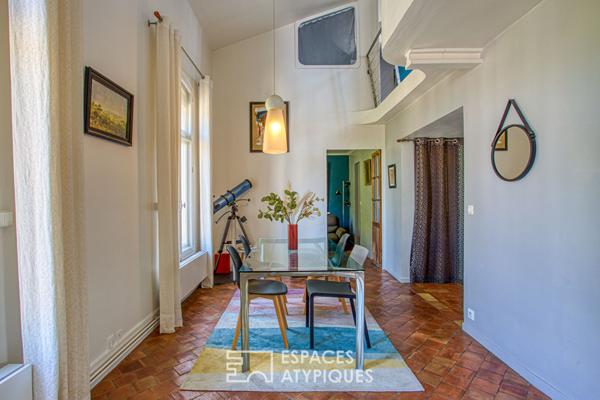 Appartement avec volumes et design sous les toits de la cité médiévale