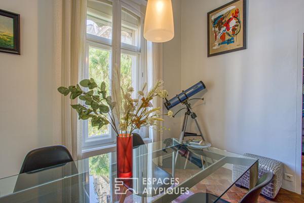 Appartement avec volumes et design sous les toits de la cité médiévale