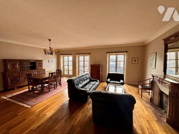 RENNES CENTRE-VILLE - APPARTEMENT TYPE 4 AU DERNIER ÉTAGE AVEC ASCENSEUR-
Venez découvrir cet ...