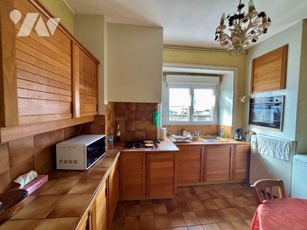 RENNES CENTRE-VILLE - APPARTEMENT TYPE 4 AU DERNIER ÉTAGE AVEC ASCENSEUR-
Venez découvrir cet ...