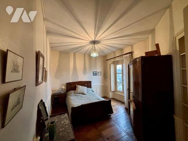 RENNES CENTRE-VILLE - APPARTEMENT TYPE 4 AU DERNIER ÉTAGE AVEC ASCENSEUR-
Venez découvrir cet ...