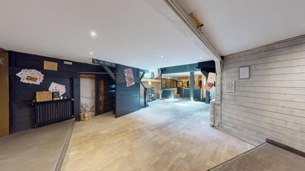 LOCAL COMMERCIAL 210 m2 + APPARTEMENT 70 m² T3 AVEC TERRASSE