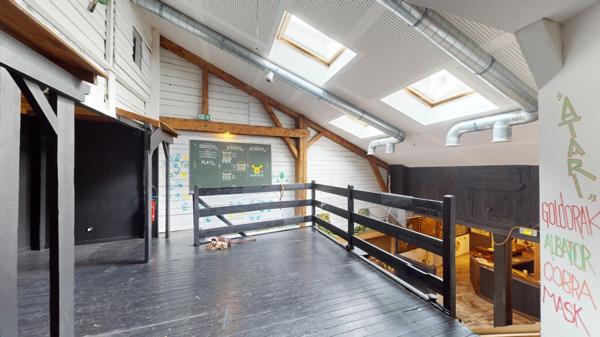 LOCAL COMMERCIAL 210 m2 + APPARTEMENT 70 m² T3 AVEC TERRASSE