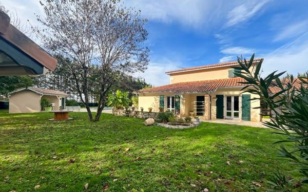 Maison à vendre    5 pièces •  Condom