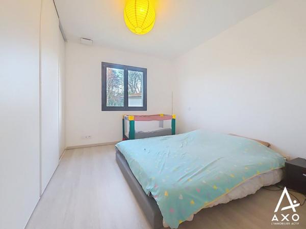 Maison contemporaine de plain pied avec garage et terrain