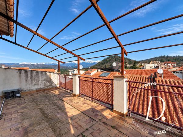 Ancienne boucherie au cœur de Saint-Laurent-de-Cerdans – belle opportunité d'investissement avec terrasse