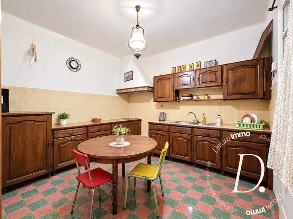 Ancienne boucherie au cœur de Saint-Laurent-de-Cerdans – belle opportunité d'investissement avec terrasse