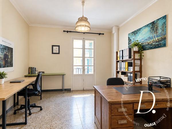 Ancienne boucherie au cœur de Saint-Laurent-de-Cerdans – belle opportunité d'investissement avec terrasse