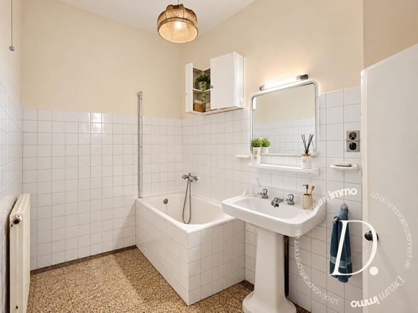 Ancienne boucherie au cœur de Saint-Laurent-de-Cerdans – belle opportunité d'investissement avec terrasse