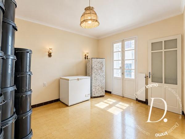 Ancienne boucherie au cœur de Saint-Laurent-de-Cerdans – belle opportunité d'investissement avec terrasse