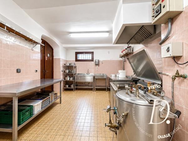 Ancienne boucherie au cœur de Saint-Laurent-de-Cerdans – belle opportunité d'investissement avec terrasse