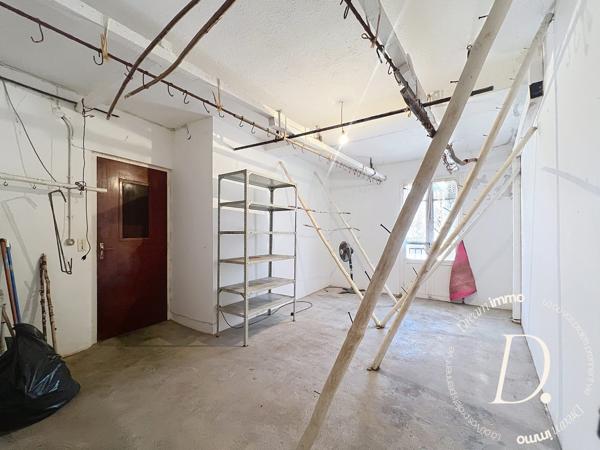 Ancienne boucherie au cœur de Saint-Laurent-de-Cerdans – belle opportunité d'investissement avec terrasse