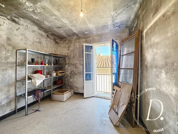 Ancienne boucherie au cœur de Saint-Laurent-de-Cerdans – belle opportunité d'investissement avec terrasse