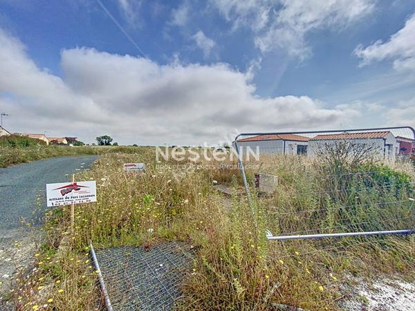 Terrain de 458 m2 dans un lotissement viabilise.