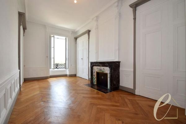 LYON 1er Quais du Rhône – Appartement T4 de 153 m² sans vis à vis avec garage