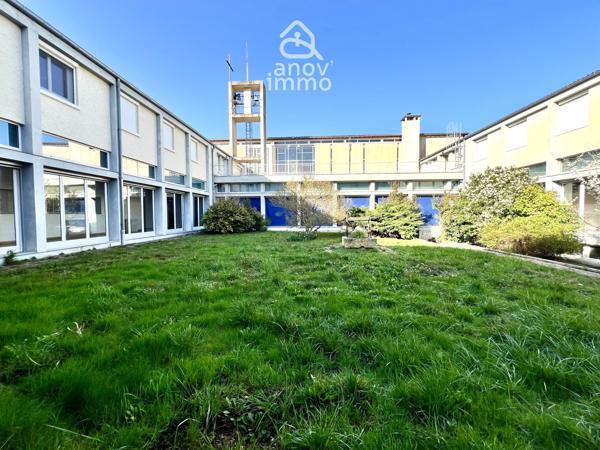 Immeuble
                                                                                                                                                
                                                                                                                                                
                                                                                                                                                
                                                    
                                                                                                                                                                                                                                                                                                                        3150  m²                                                                                                                                                                                                         1 etage(s)