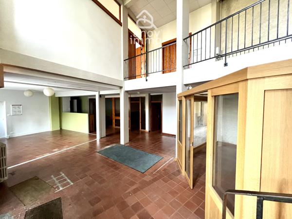 Immeuble
                                                                                                                                                
                                                                                                                                                
                                                                                                                                                
                                                    
                                                                                                                                                                                                                                                                                                                        3150  m²                                                                                                                                                                                                         1 etage(s)