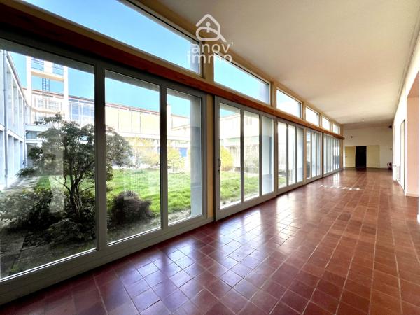 Immeuble
                                                                                                                                                
                                                                                                                                                
                                                                                                                                                
                                                    
                                                                                                                                                                                                                                                                                                                        3150  m²                                                                                                                                                                                                         1 etage(s)