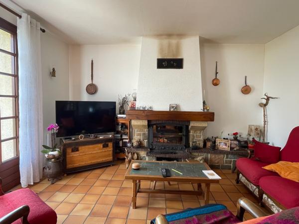 Maison
                                                                                                                                                                                                                                                                                                                        5 pièce(s)                                                                                                                                                                                                          4 chambre(s)                                                                                                                                                                                                          103  m²